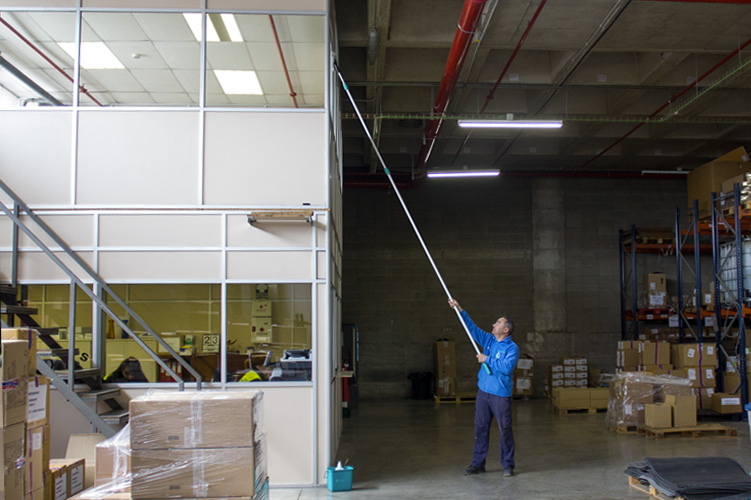 Limpieza-de-cristales-en-edificios-y-locales